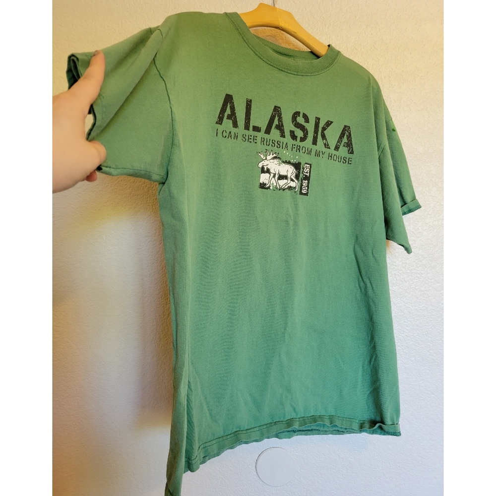 VNT Men's Alaska green graphic tee size L